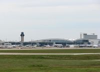 Dallas/fort Worth International Airport (DFW) - Taken from Founder's Plaza. - by paulp