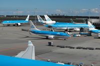 Amsterdam Schiphol Airport - KLM Satelite - by Keith Sowter